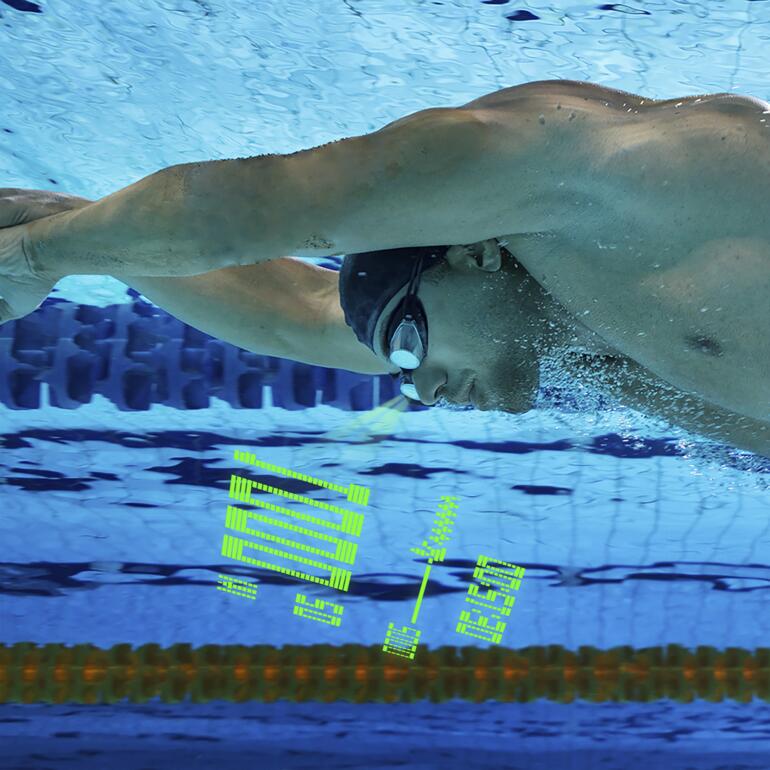 Nageur avec lunettes Holoswim 2 dans l'eau pendant l'entraînement.
