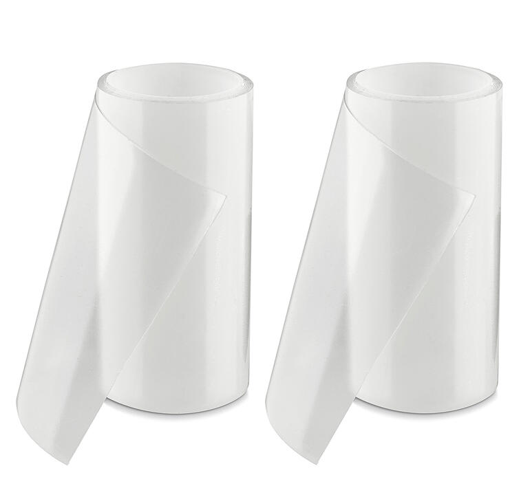 Deux rouleaux de ruban adhésif transparent sous l'eau sur fond blanc.