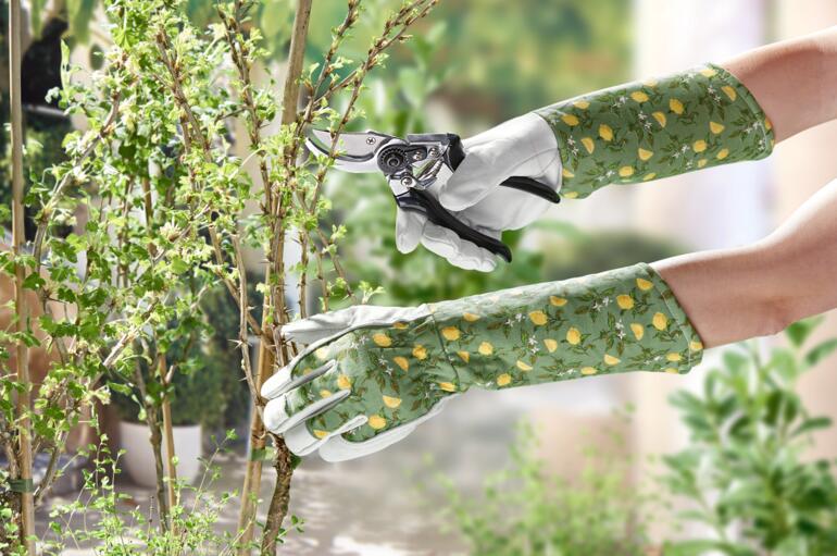 Gants de jardin femme avec outil de taille à la main