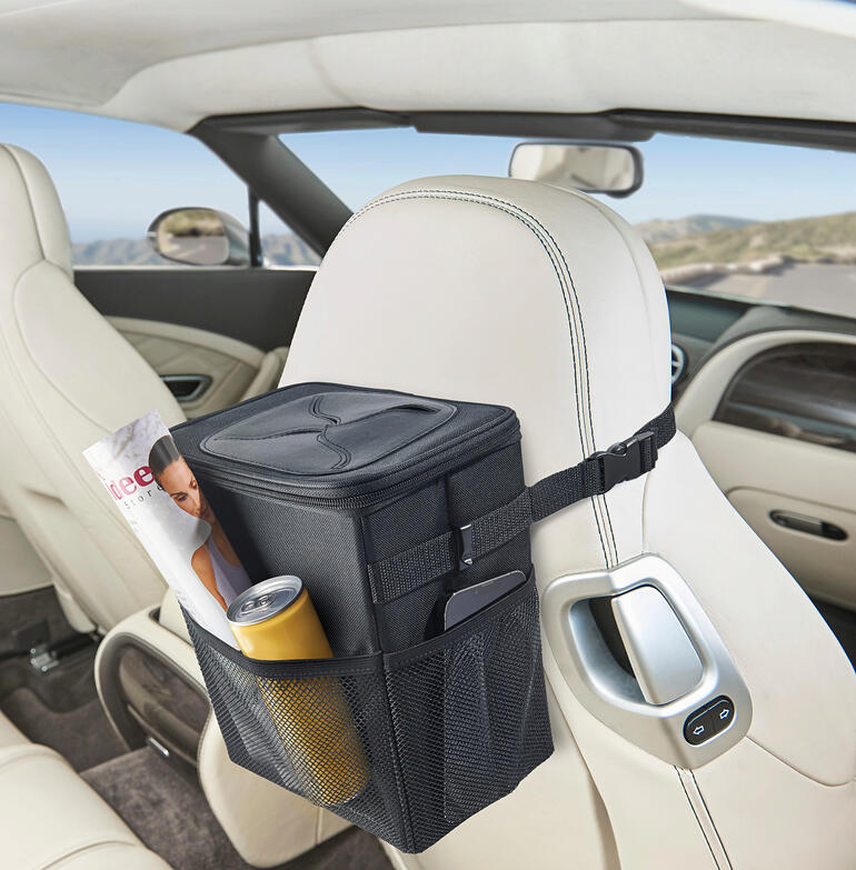 Poubelle de voiture accrochée à un siège, avec une canette de boisson et un magazine.