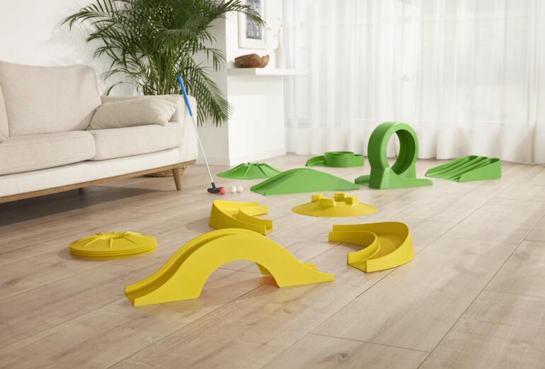 Un divertissement pour toute la famille ou avec des amis, même en intérieur – ou bien pour occuper vos pauses au bureau. Jeu de mini-golf de 17 pièces pour l'intérieur, sans parcours, sur un sol en bois.