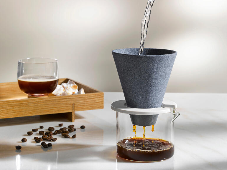 Filtre à café en céramique avec du café fraîchement préparé.