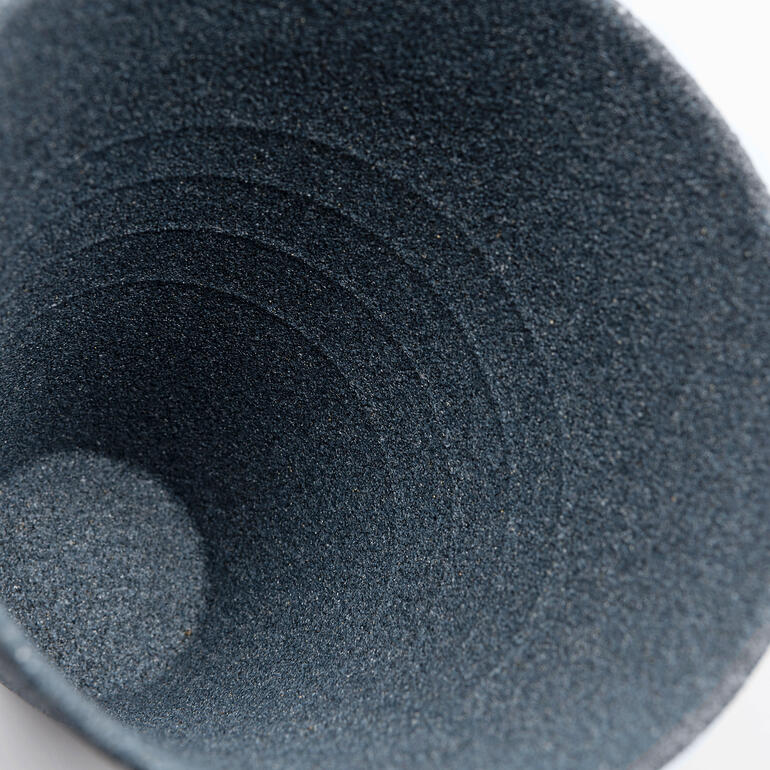 Avec repères sur la paroi interne pour 1 à 4 tasses. Intérieur d'un filtre à café en céramique avec des rainures.