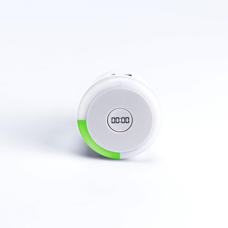 En appuyant sur une touche, vous réglez le temps de charge souhaité : 1 heure. Chargeur USB avec minuterie sur fond blanc