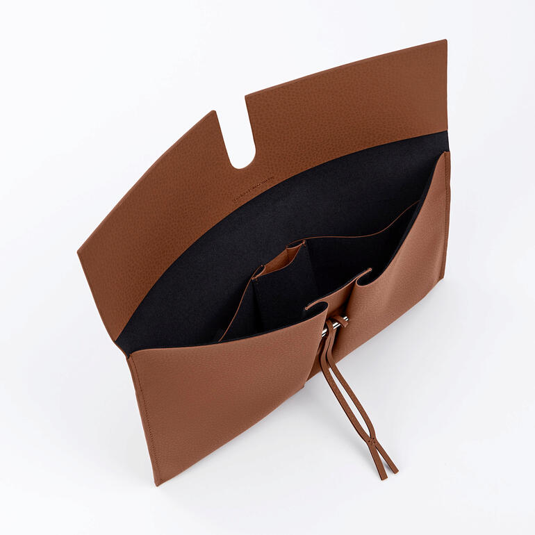 Intérieur de la pochette Reto Mirum® avec compartiments et fermeture éclair
