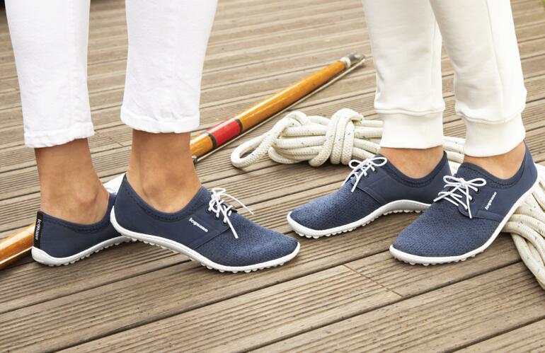 Deux personnes portent des chaussures leguano® juno sur un pont.