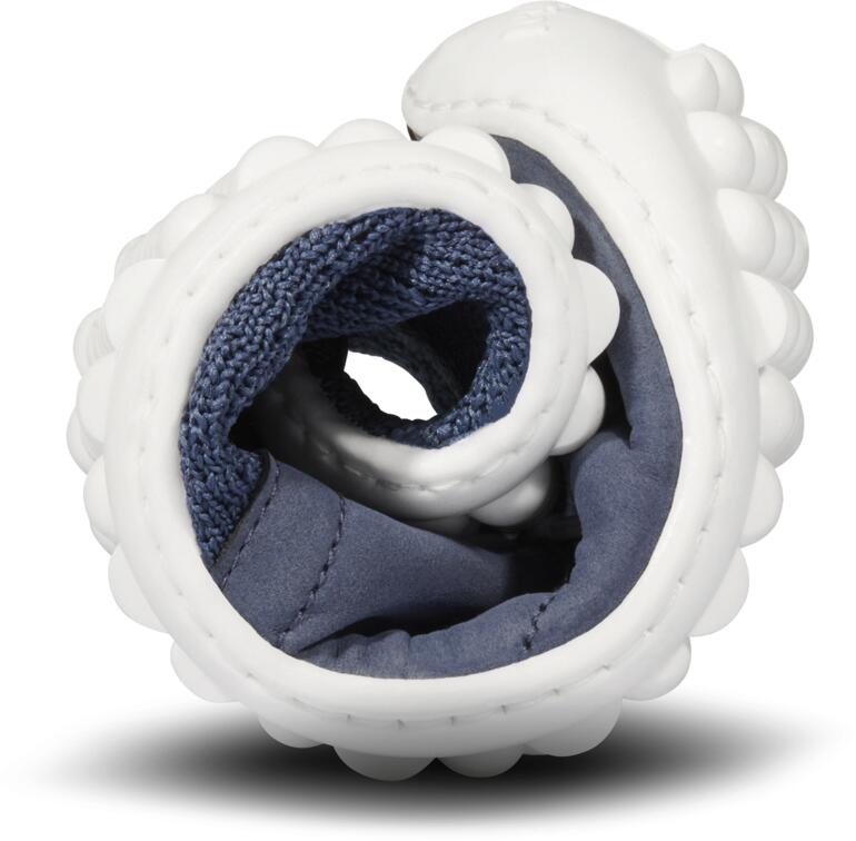 Seulement 8 mm dʼépaisseur et particulièrement flexible : la semelle à picots en Lifolit®-lg. Chaussure leguano® juno enroulée sur fond blanc.
