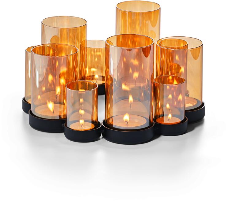 Couleur ambre (grand format) Lanterne mer de lumière avec différents verres transparents et lumière de bougie vacillante.