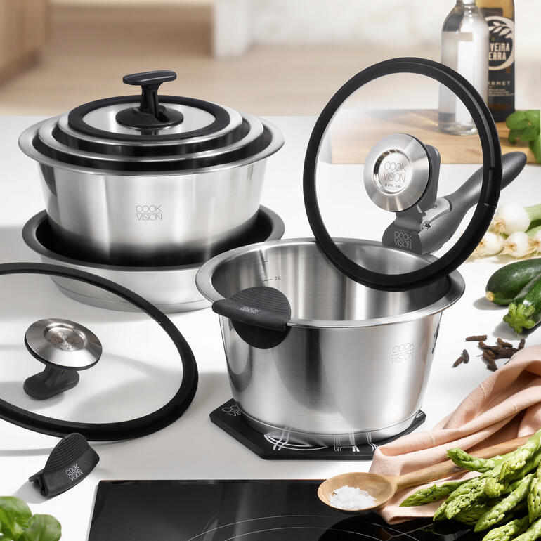 Ensemble de cuisine compact de 11 pièces sur la table avec des ingrédients frais