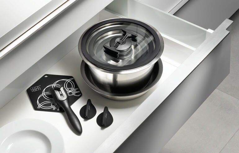 La batterie de cuisine de 11 pièces nʼa pas besoin de plus dʼespace quʼune seule poêle. Ensemble de cuisine compact dans le tiroir avec accessoires
