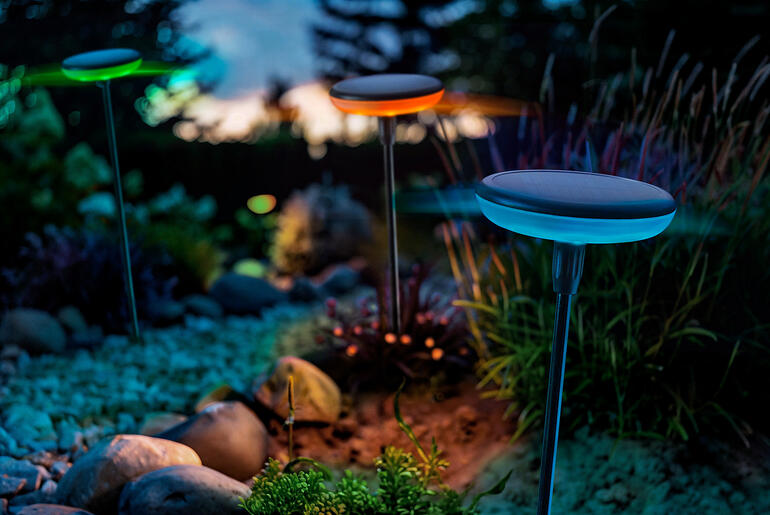 Lampes solaires avec changement de couleurs, lot de 3 pièces Luminaires solaires à changement de couleur dans un jardin à la tombée de la nuit.