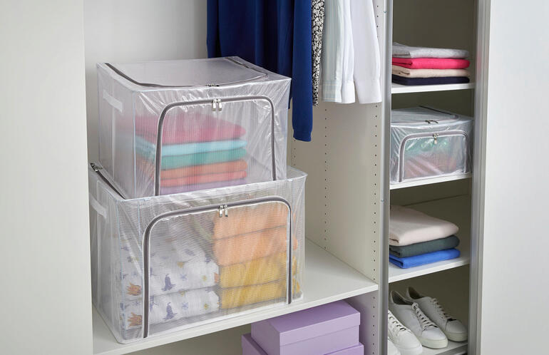 Deux boîtes de rangement pliables dans un placard avec un contenu coloré.