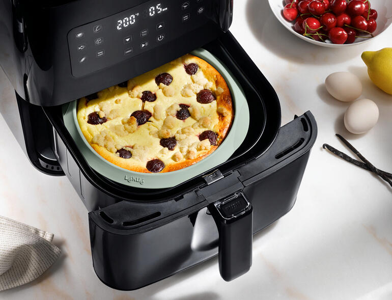 Moule en silicone pour friteuse à air avec un plat cuit.