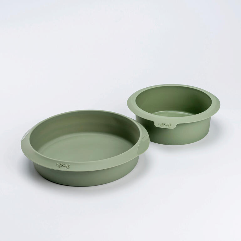Disponible en deux tailles (17 cm Ø / 22,5 cm Ø). Deux moules en silicone de différentes tailles sur un fond blanc.
