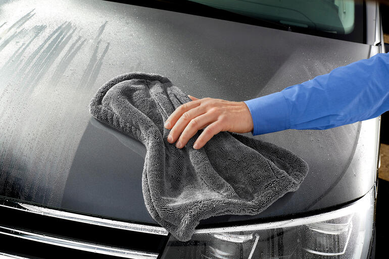 Chiffon professionnel de séchage et de nettoyage utilisé sur le toit d'une voiture.