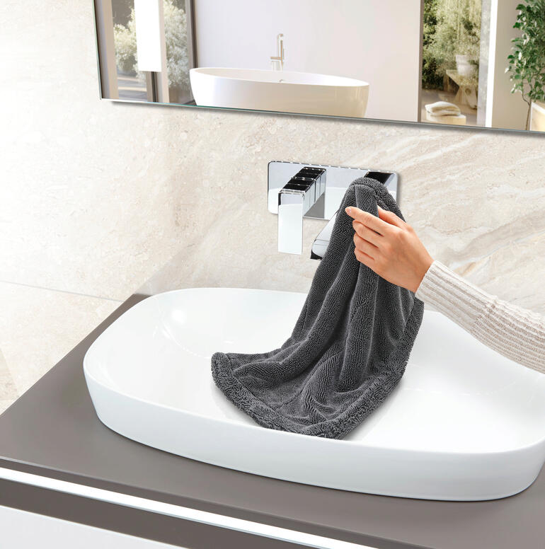 Lʼhumidité est aspirée si rapidement, que les traces, trainées ou taches dʼeau ne peuvent pas se former. Chiffon professionnel de séchage et de nettoyage utilisé dans le lavabo.