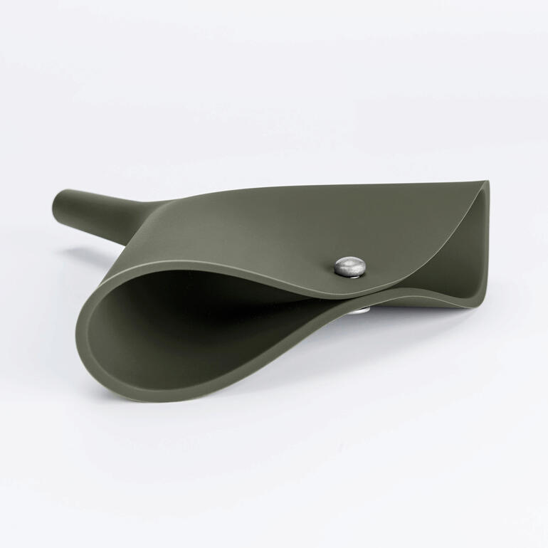Entonnoir pliable sur un fond blanc.