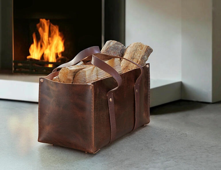 Le sac robuste peut contenir jusqu’à 8 kilos de bois de chauffage, de magazines, dʼoutils de jardin ... Sac en cuir de buffle universel avec des bûches devant une cheminée.