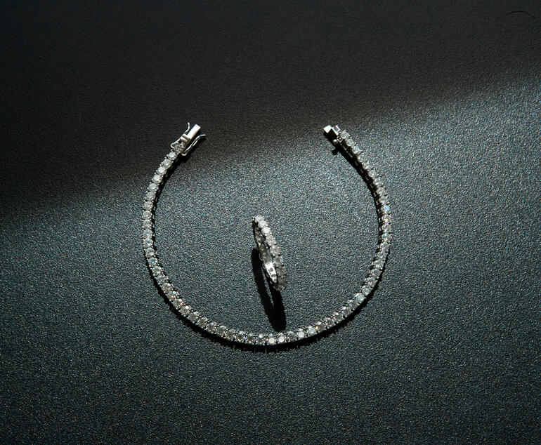 Bagues Moissanite sur un fond noir