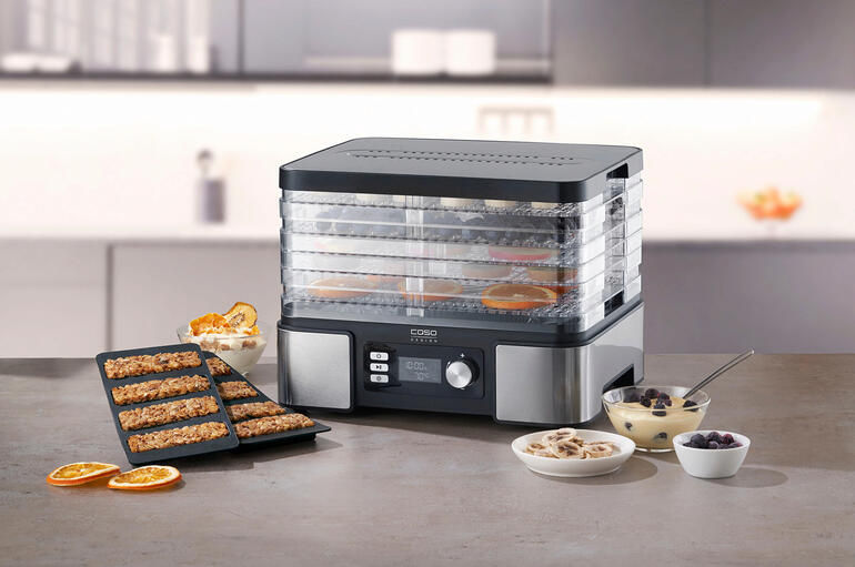 Déshydrateur sur un comptoir avec divers en-cas sains et ingrédients.