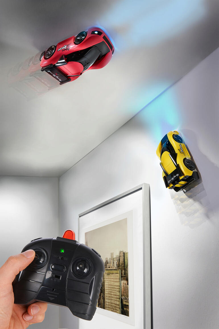 Voitures de course du lot de 2 roulant le long d'un mur.