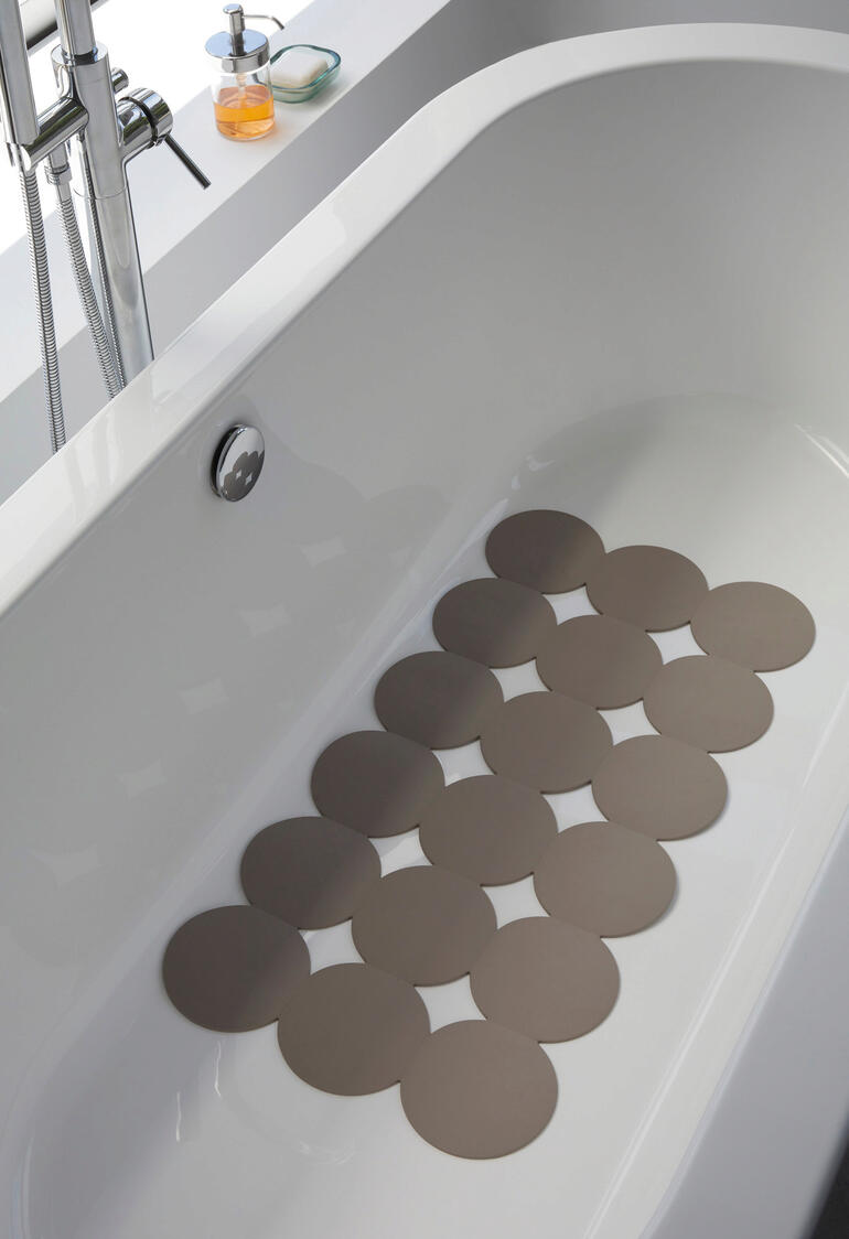 Tapis de bain, Taupe Tapis antidérapant dans une baignoire avec de l'eau calme.