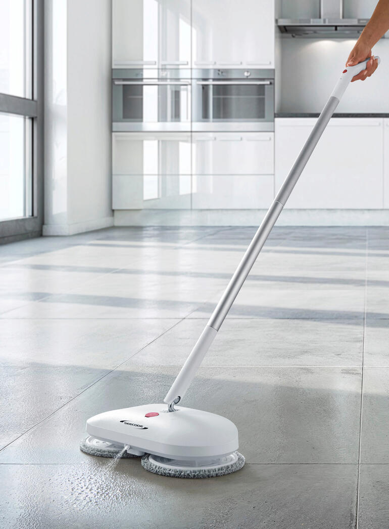 Mop à batterie utilisé sur un sol carrelé