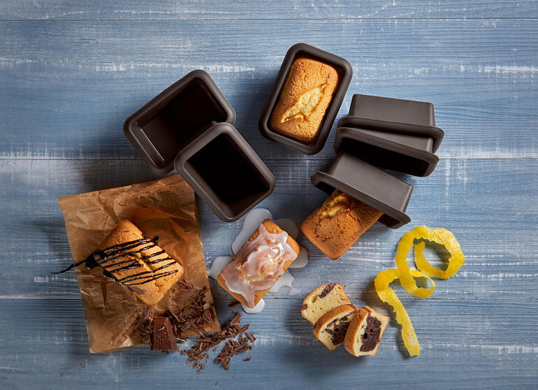 Moule à mini-gâteaux avec de petits gâteaux sur une table.