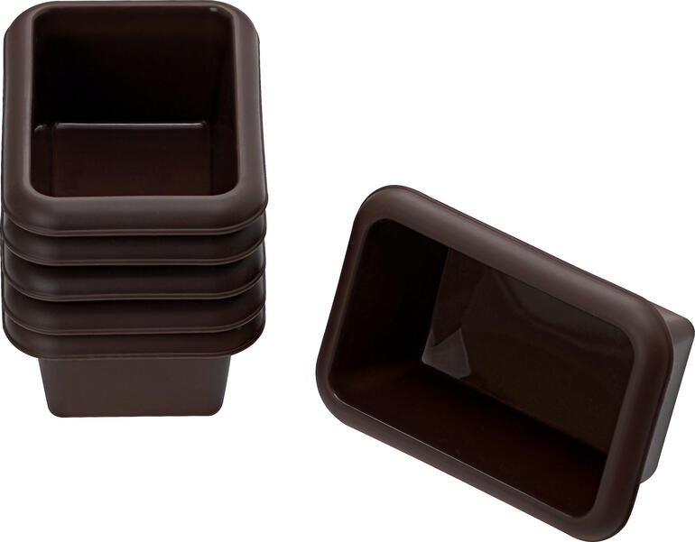 Les mini-formats ingénieux sont disponibles par lot de 6 pièces. Quatre moules à mini-gâteaux empilables sur un fond blanc.