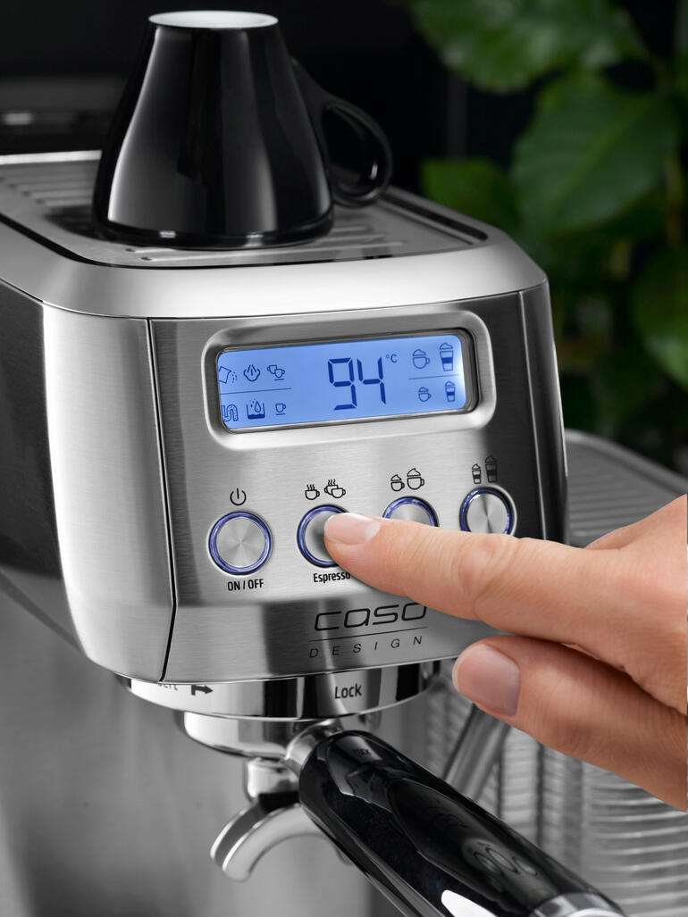Préparez votre café préféré en appuyant simplement sur une touche – et avec mousse à lait automatique exactement selon vos goûts, si vous le souhaitez. Gros plan sur les boutons de commande de la machine à espresso.