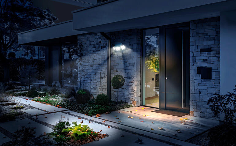 Lampe de sécurité solaire 700 Lumen Entrée lumineuse avec lampe solaire la nuit.