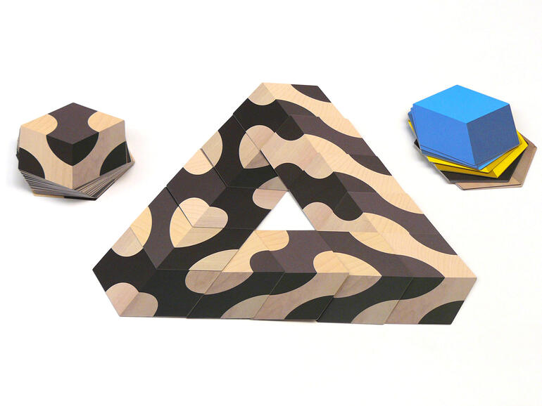 Avec les cartes imprimées recto verso, vous pourrez constamment créer de nouvelles structures tridimensionnelles. Cartes de Wunderkarten avec des pièces de puzzle de différentes formes.