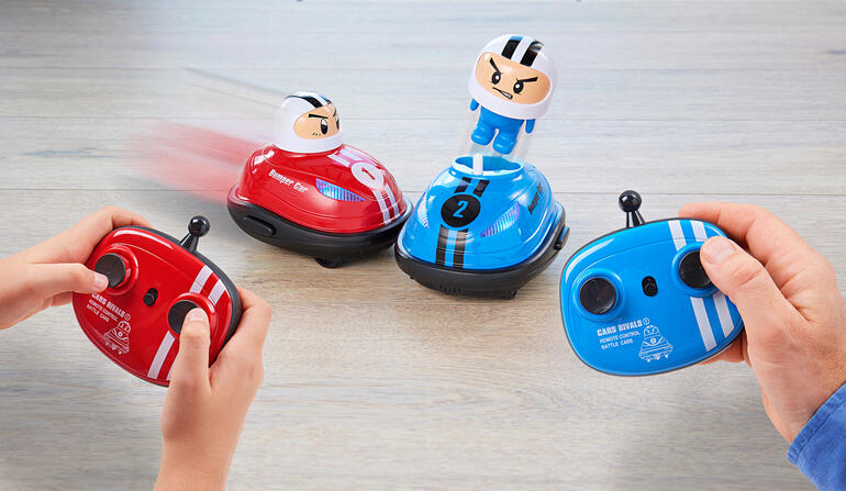 Deux autos tamponneuses télécommandées dans une configuration de jeu.