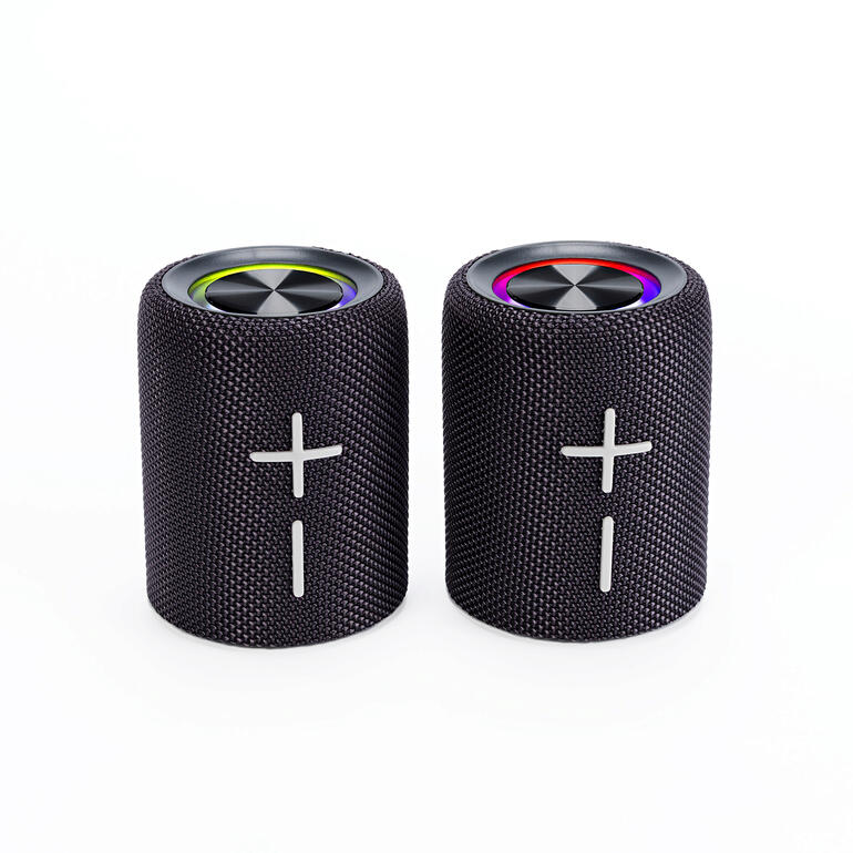 Grâce à lʼenceinte Bluetooth divisible, vous écoutez votre musique préférée depuis votre smartphone, tablette (etc.). Avec un véritable son stéréo à 360°. Ensemble de haut-parleurs stéréo Bluetooth séparables en noir sur fond blanc.