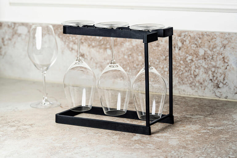 Porte-verres pour lave-vaisselle, avec sept verres sur une table.