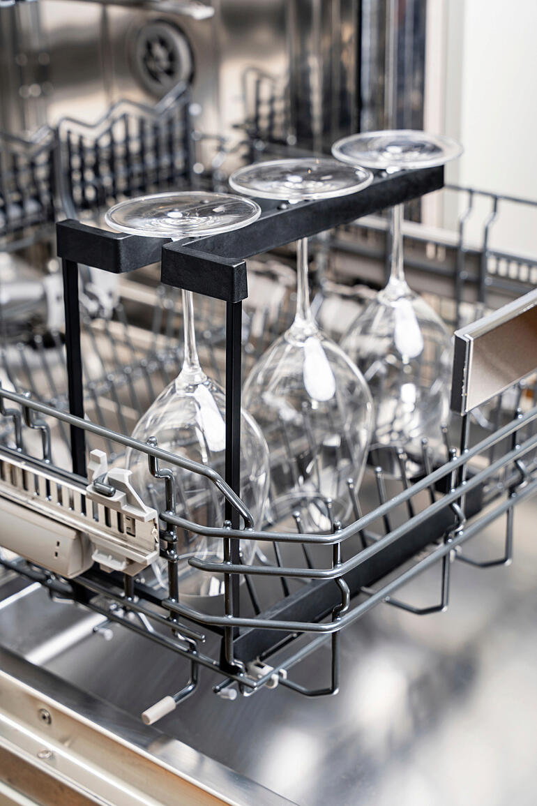 Porte-verres pour lave-vaisselle, rempli de verres dans un lave-vaisselle.