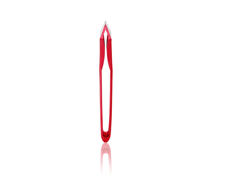 Pince à épiler rouge avec une pointe effilée sur fond blanc.