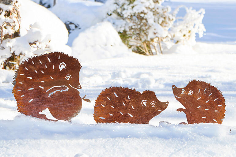 Jolis toute lʼannée. Parfait également dans des parterres hivernaux. Trois piquets de jardin en forme de hérisson, dans la neige, en métal.