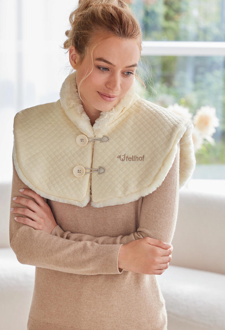 Femme portant un chauffe-épaule en peau d'agneau avec deux boutons