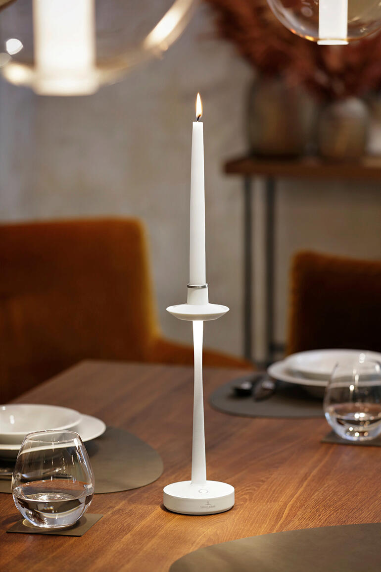 La lampe est utilisable presque partout en intérieur comme en extérieur. Lampe de table 2-en-1 blanche sur une table dressée