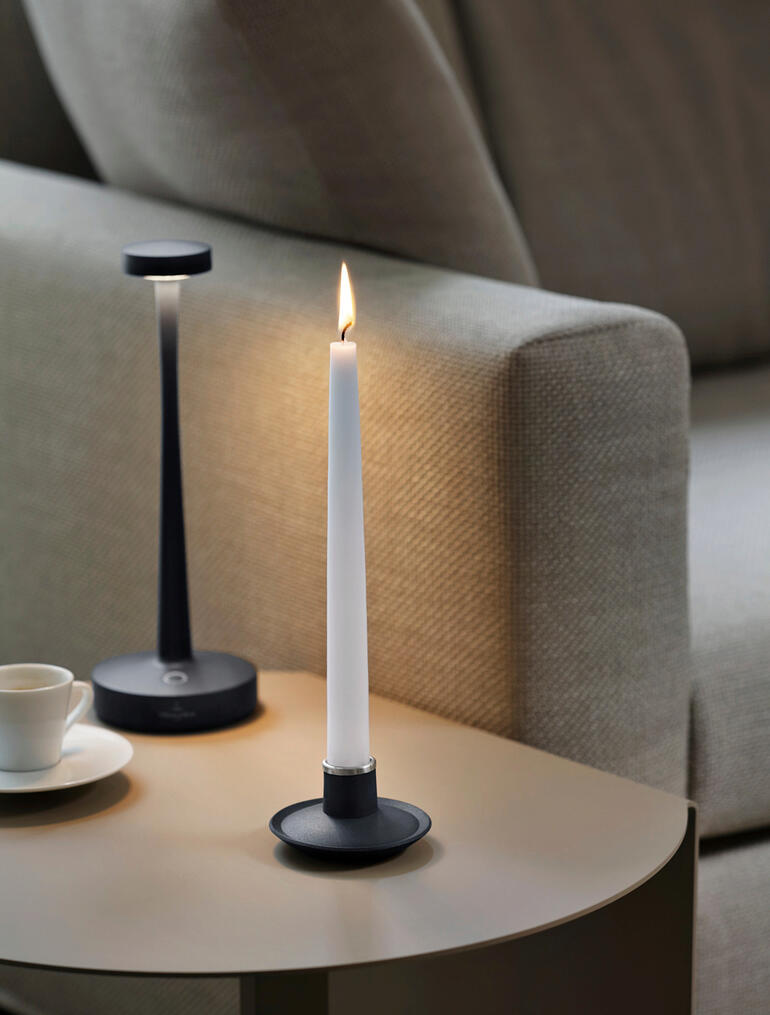 Lampe de table 2-en-1 anthracite sur une table