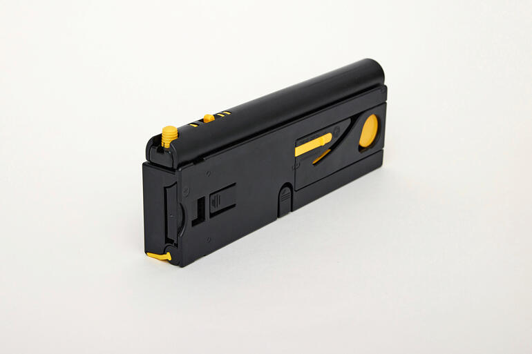 Multitool 8 en 1 noir pour voiture en position fermée.