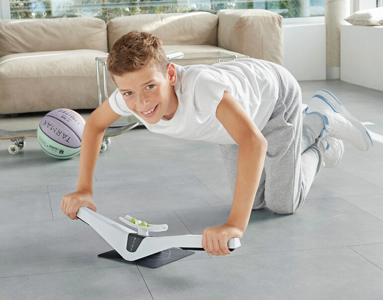 Guidon de gainage Praep® Garçon s'entraînant avec le trainer Praep® dans un espace moderne.