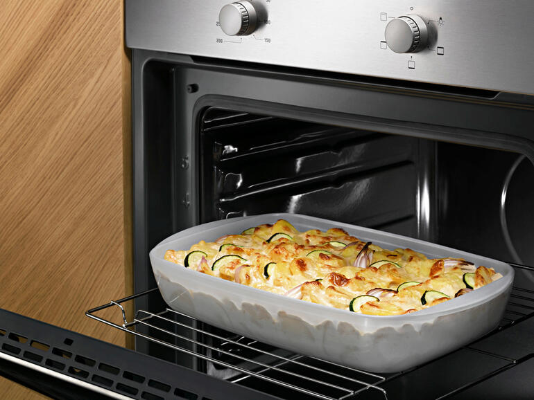 Plat en verre antiadhésif avec gratin dans le four