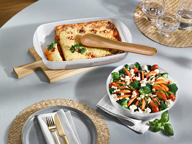 Plat en verre antiadhésif avec lasagne et salade sur une table
