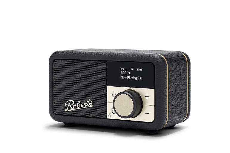 Ce minuscule objet au style rétro est équipé de la technologie Bluetooth et de réception la plus moderne. Radio de table Roberts Revival Petite 2 noire avec réglage à molette et afficheur.