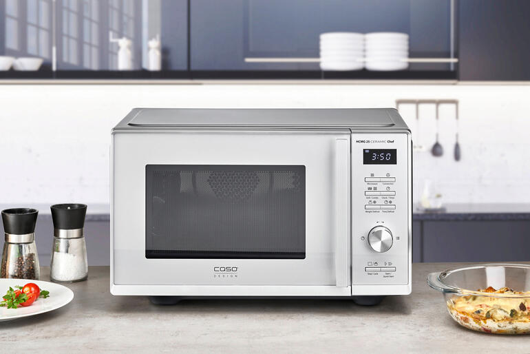 Micro-ondes 3 en 1 sur un plan de travail de cuisine moderne avec des ingrédients.