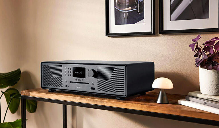 Radio multi MEISTERSTÜCK Gen.2 noire sur une étagère en bois.