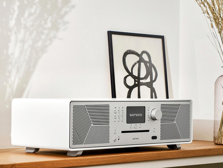 Finition vernie blanc mat Radio MEISTERSTÜCK Gen.2 blanc mat sur une étagère moderne.