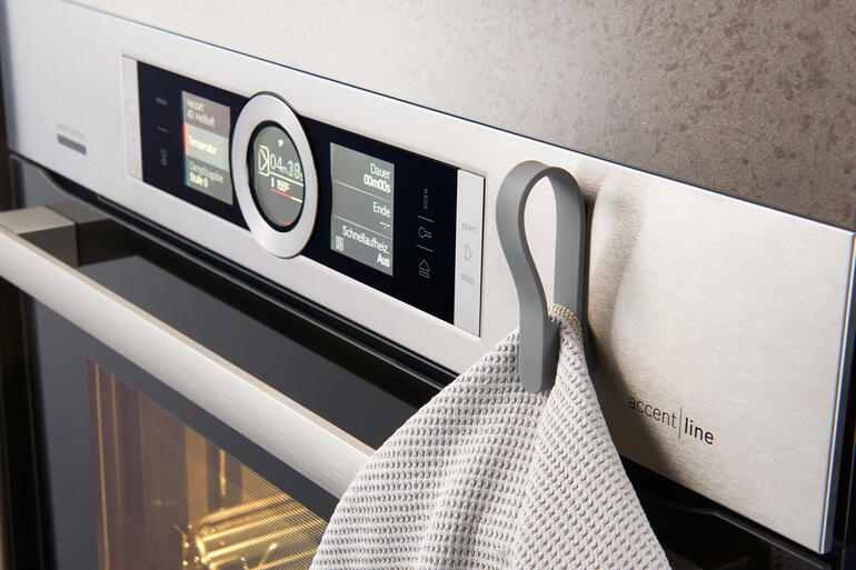 Supports magnétiques pour serviettes sur le four avec un torchon.